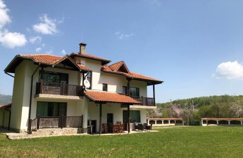 Apriltsi Villa | Wildwood Villa