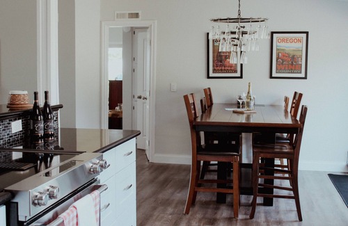 Salem Cottage | Willamette Valley Wine Country Retreat