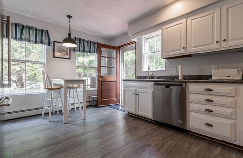 Loveitts Field House | WILLARD BEACH OASIS - steps from the beach and minutes to Portland!