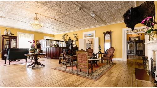 Cimarron Hotel | William F Cody - Historic Hotel
