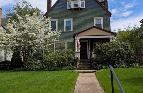 Reno House | Williams House - 6-Bedroom Victorian Retreat & River Trailhead