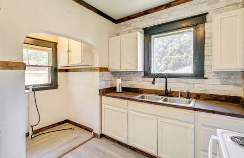 Rawl Cottage | Williamson Cottage ~ 2 Mi to Town + Trails!