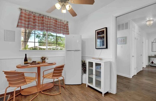 Fredericksburg House | Willkommen to Pink Haus 1 Mile to Main Street!