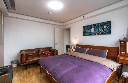 Yuzhong Apartment | Willow Bank Flowers Sing