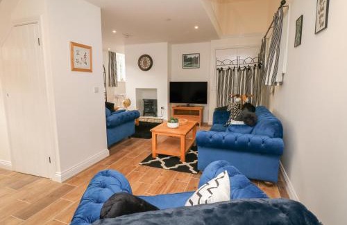 Hollow Meadows House | Willow Cottage