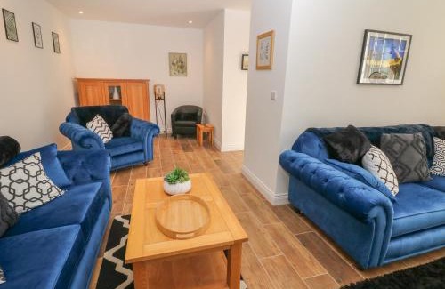 Hollow Meadows House | Willow Cottage