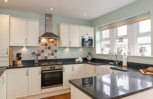 Lesbury Cottage | WILLOW COTTAGE, pet friendly, with open fire in Lesbury