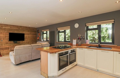 Dunbridge Cottage | WILLOW COTTAGE, pet friendly, with a garden in Whiteparish