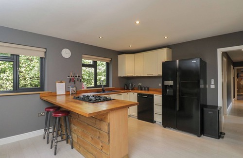 Dunbridge Cottage | WILLOW COTTAGE, pet friendly, with a garden in Whiteparish