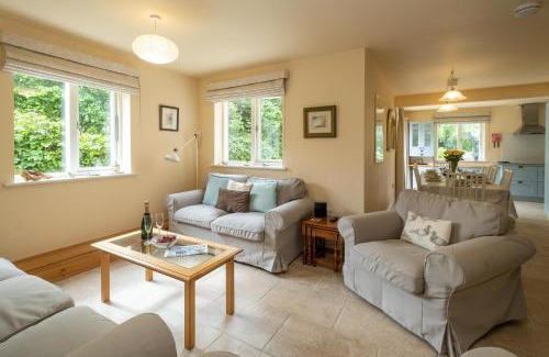 Knodishall House | Willow House in Knodishall, Sleeps 7 - Only a short drive from Aldeburgh, Thorpeness & Snape Maltings - Managed by Aldeburgh Coastal Cottages