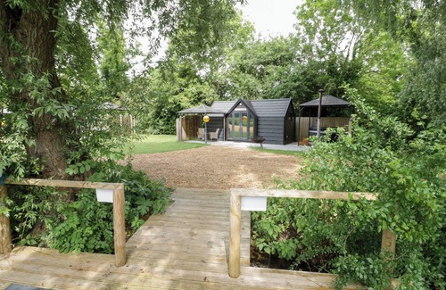 Thorpe Cottage | Willow Lodge At Bridge Lake Farm & Fishery