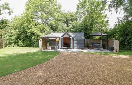 Middleton Cheney House | Willow Lodge At Bridge Lake Farm & Fishery