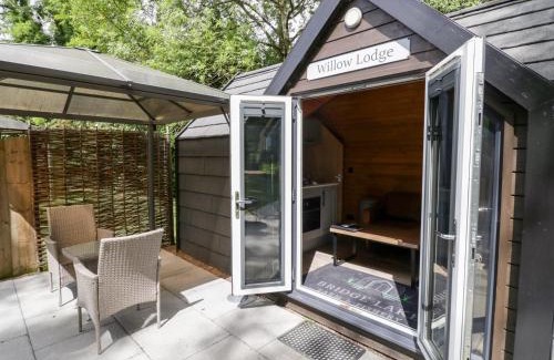 Middleton Cheney House | Willow Lodge At Bridge Lake Farm & Fishery