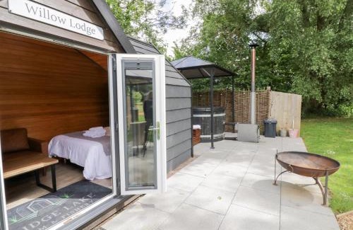 Middleton Cheney House | Willow Lodge At Bridge Lake Farm & Fishery