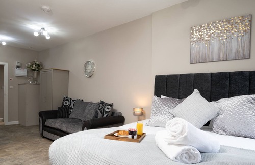 Shirley Apartment | ★ Willow Lodge - Deluxe Apartment near NEC, Solihull,Resorts World,JLR & Airport