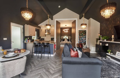 Selby Cottage | Willow Lodge - sleeps 2 guests in 1 bedroom
