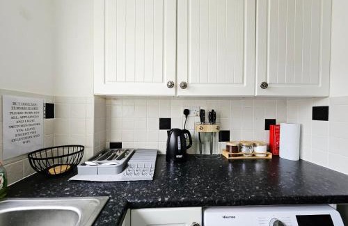 Six Hills House | Willow Retreat - House in Burbage- Sleeps2- Garden