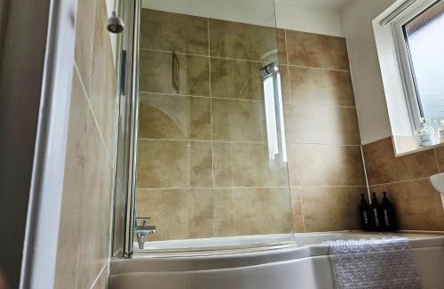 Six Hills House | Willow Retreat - House in Burbage- Sleeps2- Garden