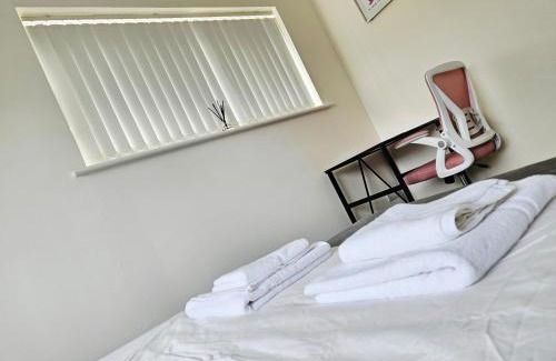 Six Hills House | Willow Retreat - House in Burbage- Sleeps2- Garden