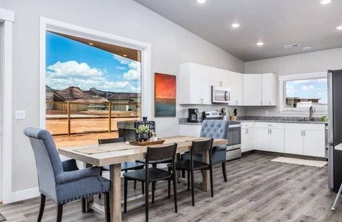 Kanab House | Willow Retreat l Private Hot Tub I Pool I Zion NP