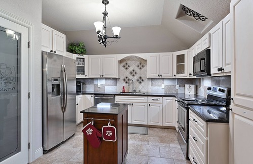 Wellborn House | Willow Run Estate, King Bed, Pool, Lake, Dock, Sports Court, Playground Sleeps9