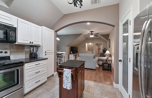 Wellborn House | Willow Run Estate, King Bed, Pool, Lake, Dock, Sports Court, Playground Sleeps9