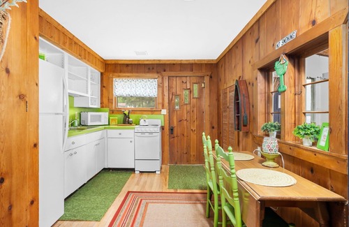 Suttons Bay Cabin | Willow Tree Cottage: Waterfront on Suttons Bay