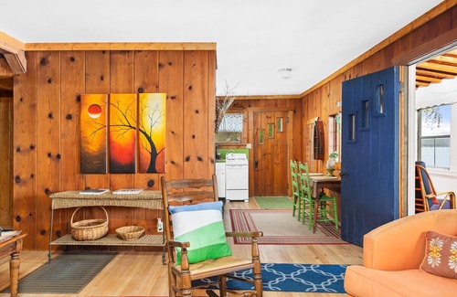 Suttons Bay Cabin | Willow Tree Cottage: Waterfront on Suttons Bay