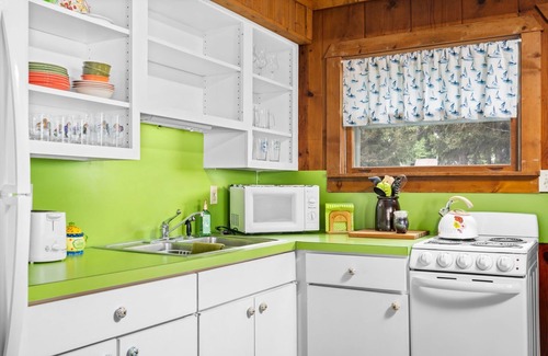 Suttons Bay Cabin | Willow Tree Cottage: Waterfront on Suttons Bay