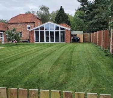 Frampton House | willow tree farm cottage with BBQ hut