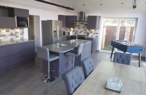 Frampton House | willow tree farm cottage with BBQ hut