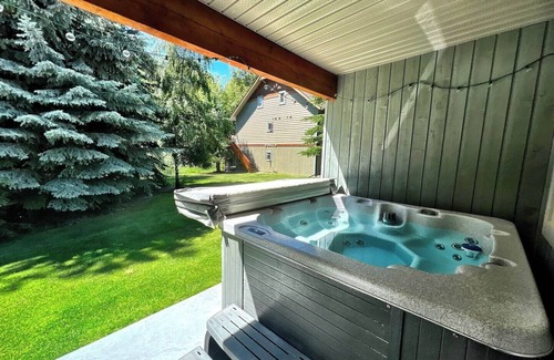 East Kootenay Condo | Willow Vistas 6 - Golf - Ski - Hike - Chill - Private Hot Tub - Sleeps 6
