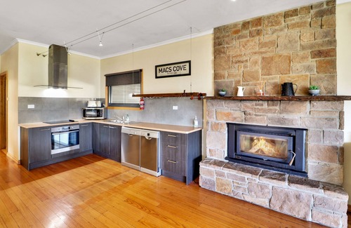 Macs Cove House | Willowbend - private oasis on 4 acres with direct access to Lake Eildon.