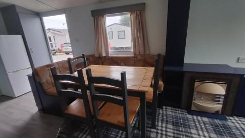 Crowle House | Willows 105 Caravan - 7 Lakes