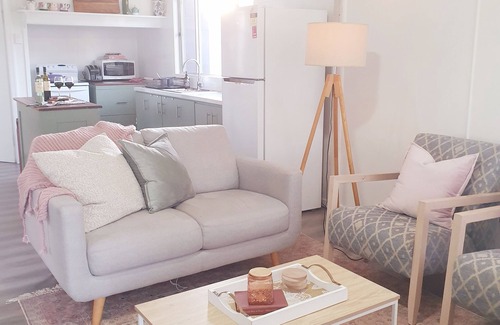 Stanthorpe Cottage | Willows Cottage, 5 mins walk from town, quite street overlooking steam railway.