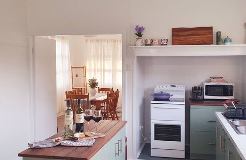 Stanthorpe Cottage | Willows Cottage, 5 mins walk from town, quite street overlooking steam railway.
