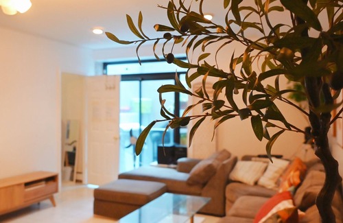 Brooklyn Apartment | Willy's Cozy 2BR Retreat With Backyard