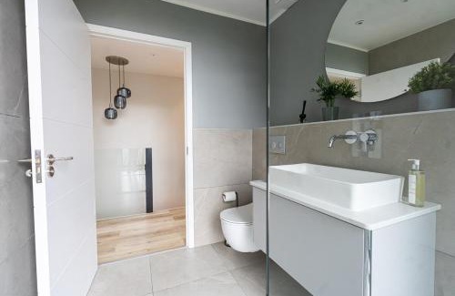 West Hill Villa | Wimbledon Nest - Bright, modern