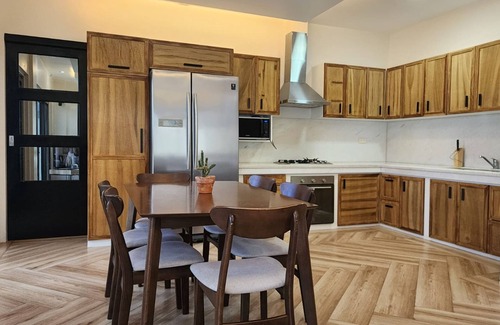 Pili Apartment | Winch Unit 1~ Room in Amazing House, next to CWC