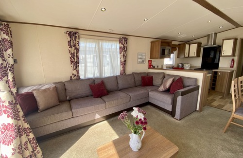 Icklesham House | Winchelsea Coastal Holiday Home Close to Pool & Beach