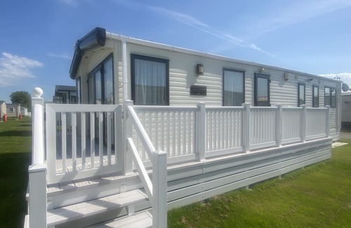 Icklesham House | Winchelsea Coastal Holiday Home Close to Pool & Beach
