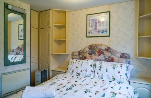 Priors Marston Apartment | Wind In The Willows: Sleeps 4, Kitchen, bathroom, lounge, WIFI