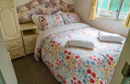 Priors Marston Apartment | Wind In The Willows: Sleeps 4, Kitchen, bathroom, lounge, WIFI