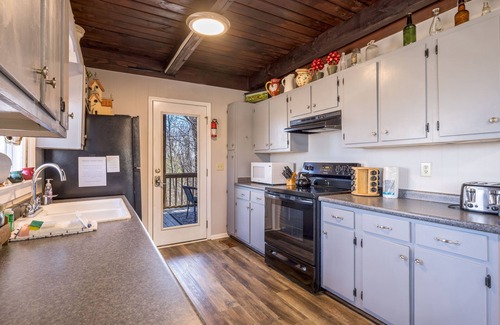 Helen Cabin | Windancer Lookout – Appalachian Mountain Views from Every Window