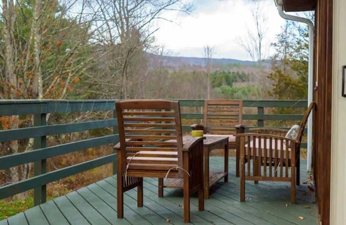 Windham House | Windham Cabin 5 mins to Mtn with 2 Fireplaces & Games