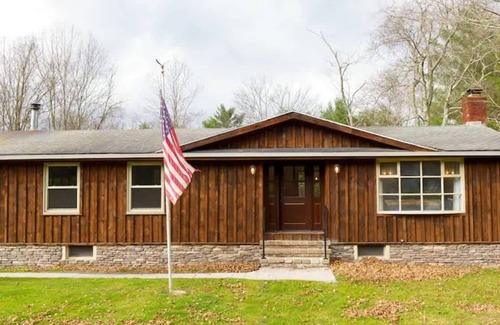 Windham House | Windham Cabin 5 mins to Mtn with 2 Fireplaces & Games