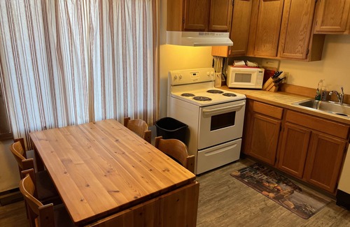 Windham House | Windham Mtn! 2BR/2B, Sleeps 6-8. Wi-Fi. Ski, Fine Dining, Hike, Antiquing, More!