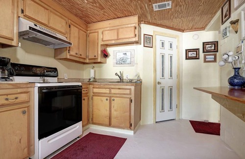 San Leon Apartment | Windmill Gardens Inn "Gallery" by Galveston Bay is a cozy tropical hideaway