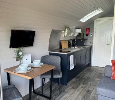 Swavesey House | Windmill Glamping Pod with hot tub - The Snug