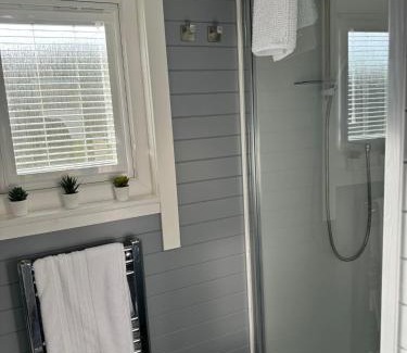 Swavesey House | Windmill Glamping Pod with hot tub - The Snug